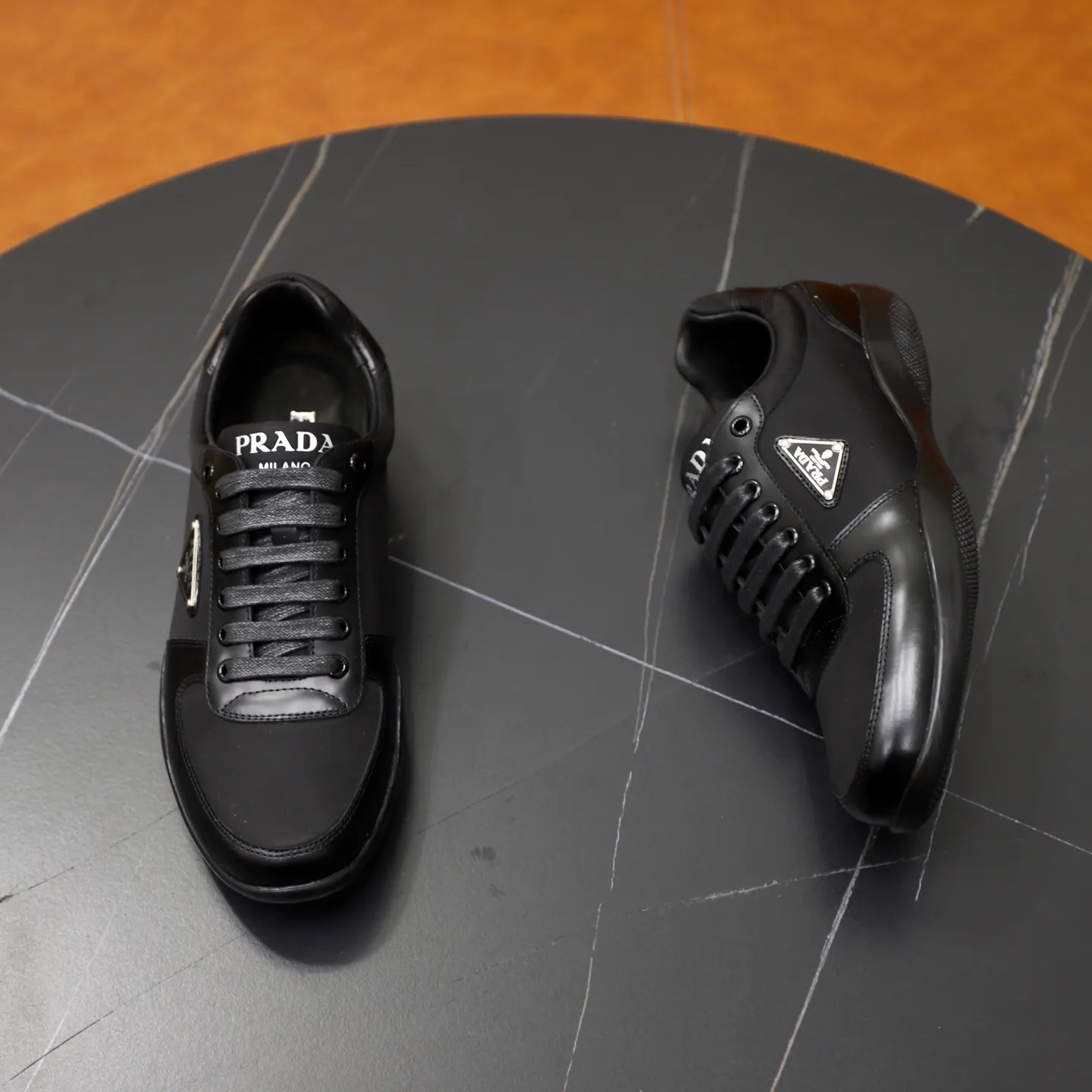 Factory price: 600💰Top original order Brand: PRADA (Prada) Standard code: Men's size 38/44 (45 can be customized) Grade: Same as the official website Material: Original cowhide surface, cowhide lining, original wear-resistant soft outsole Style category: casual sports shoes, young fashion, European and American trends, British style Color: actual picture color